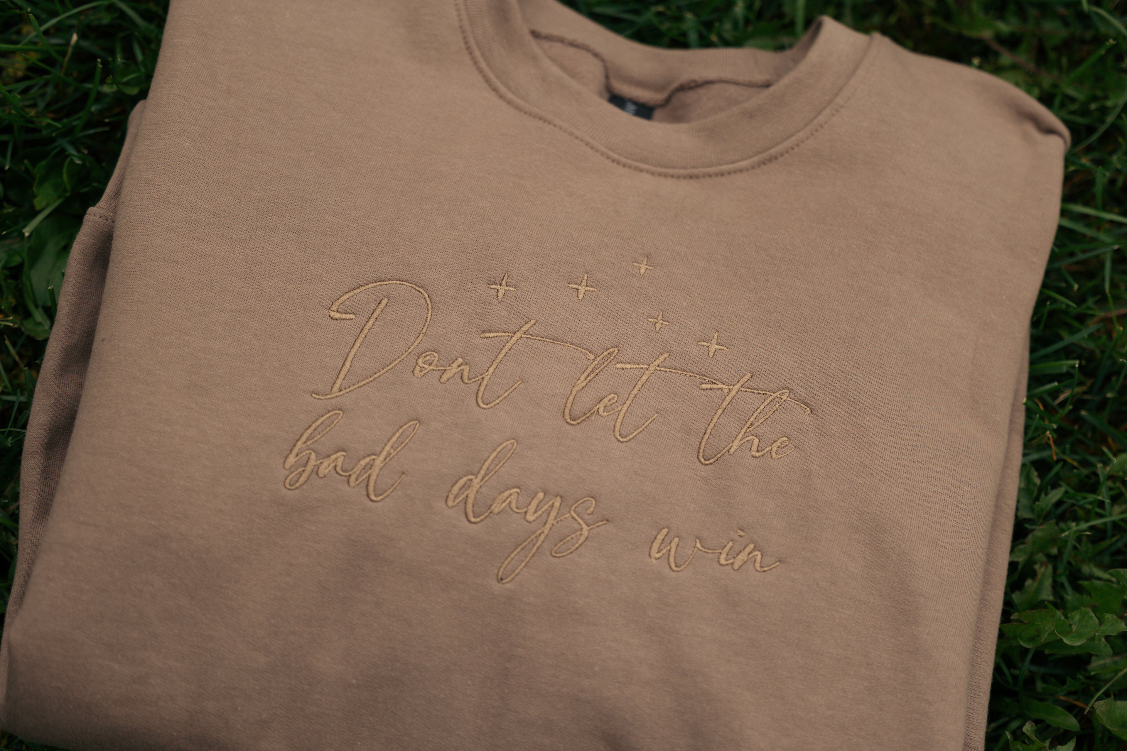 College, brodeerattu teksti: Dont let the bad days win